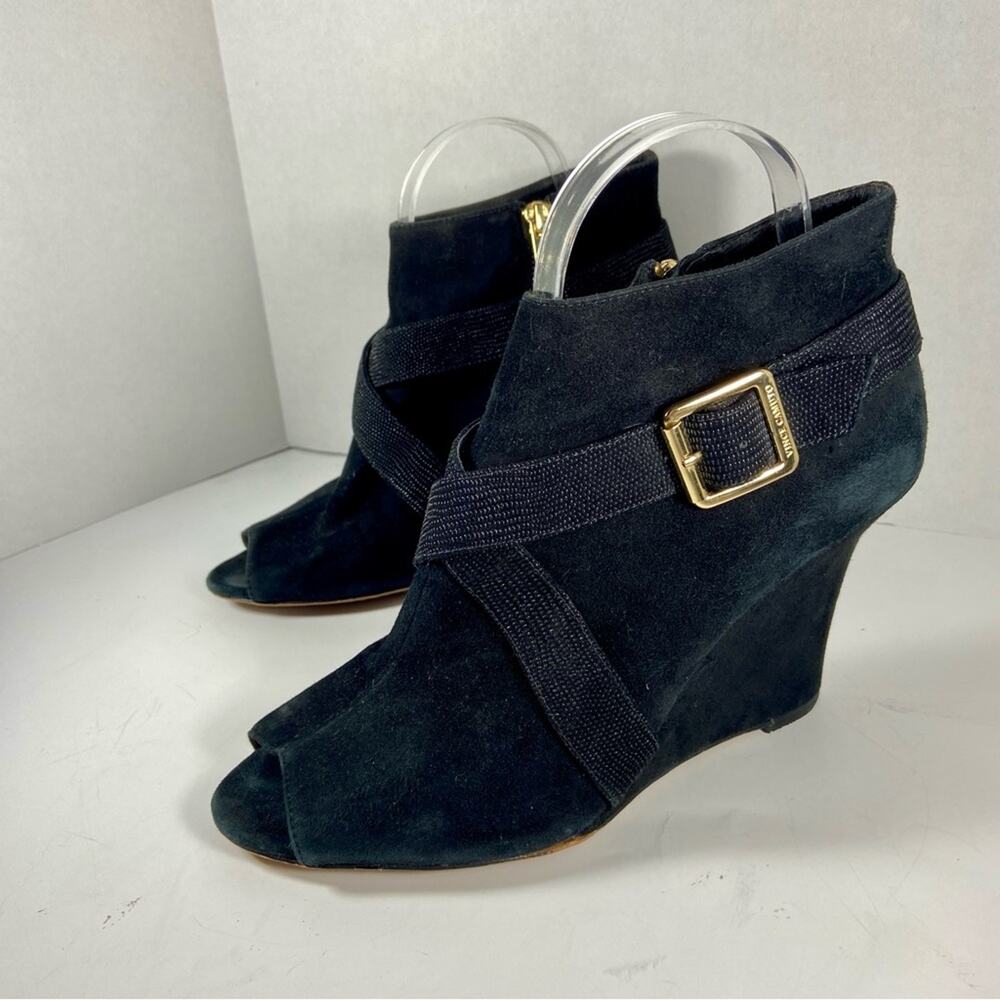 VINCE‎ CAMUTO black suede gold hardware peep toe wedges career date night heels